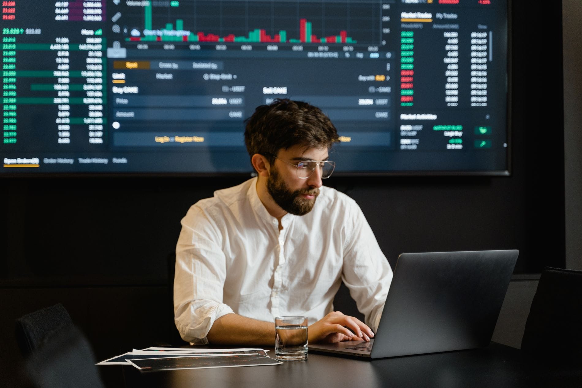 Especialista de Futture analizando métricas de marketing en tableros de datos