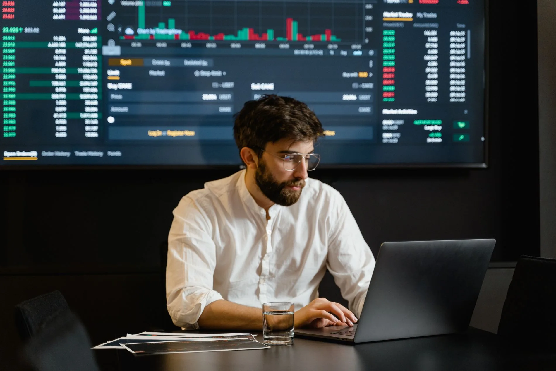 Especialista de Futture analizando métricas de marketing en tableros de datos